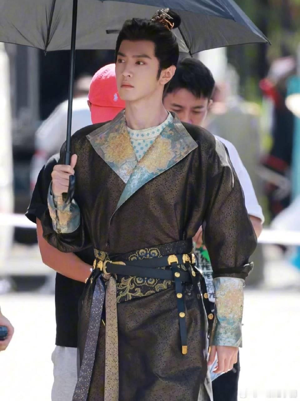陈哲远 江山为聘路透来啦！！这宽肩！英寡不仅帅，他气场还超强大啊[色][色] ​