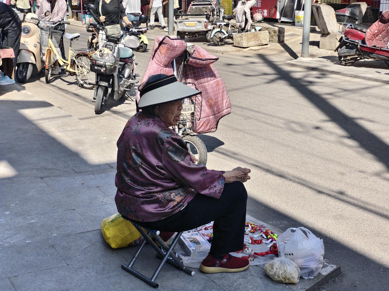 90岁大娘街边摆摊卖香包，只为腰包有钱！

今早晨跑回来，在盐湖西街路旁看到一位