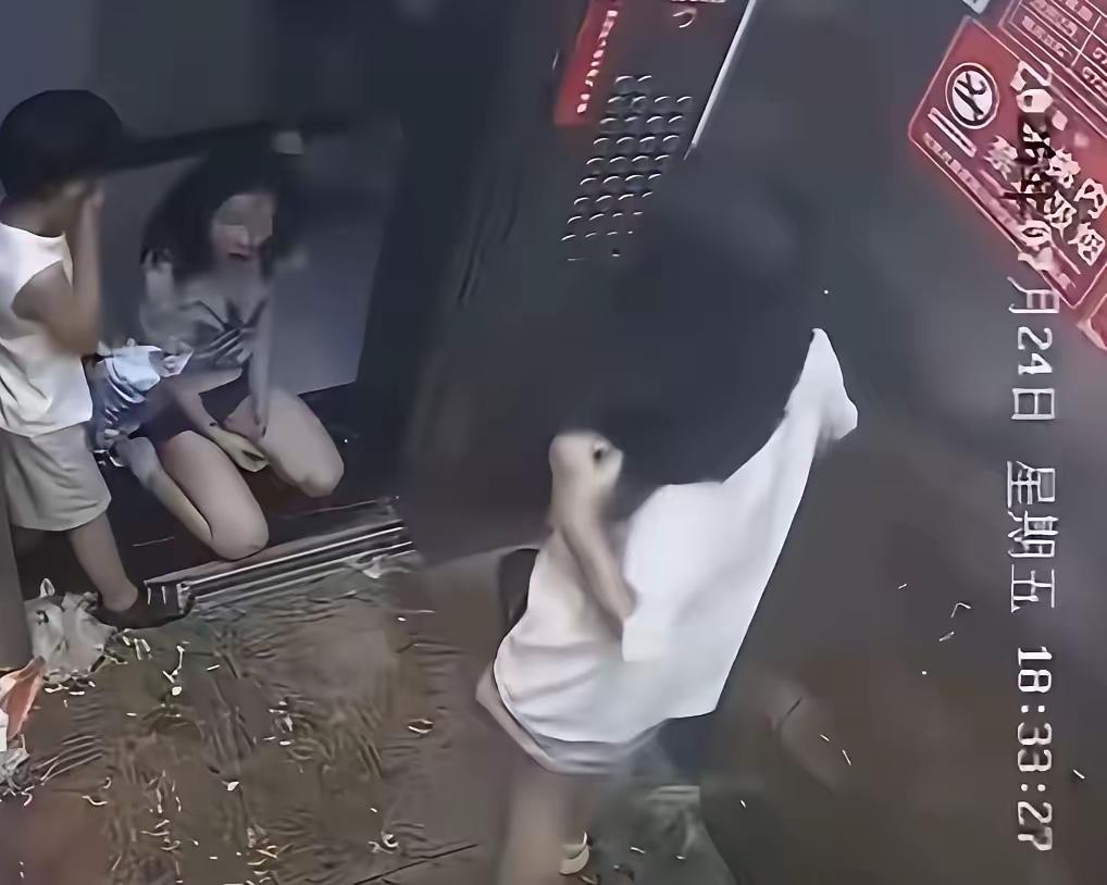湖北仙桃电梯内两女子冲突后续，更多细节被扒出
​万万没想到，到物业调监控的是男孩