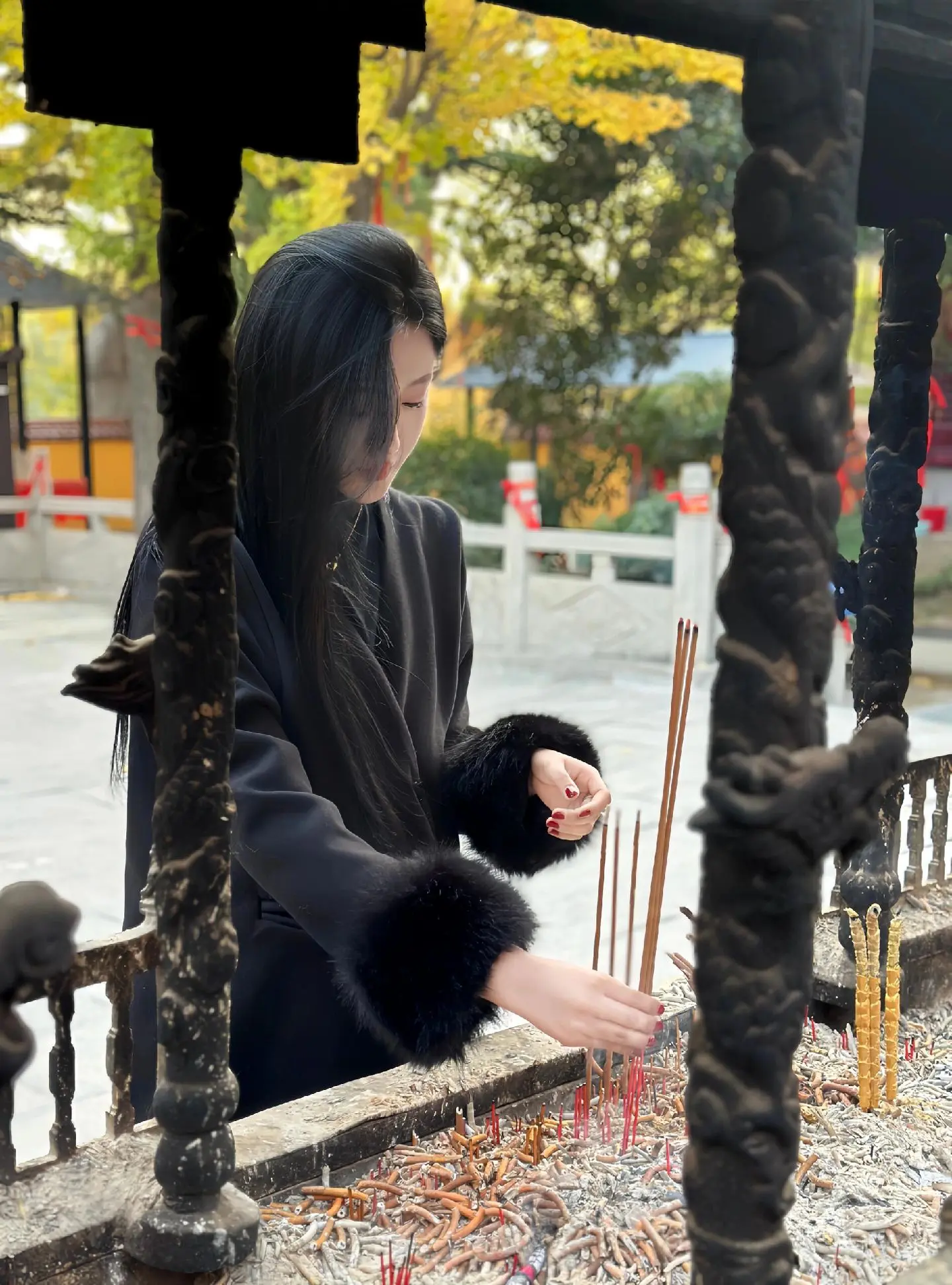 自己的路怎么走，与别人无关，别人的嘴怎么说，不必去在意，好听的话别当真...
