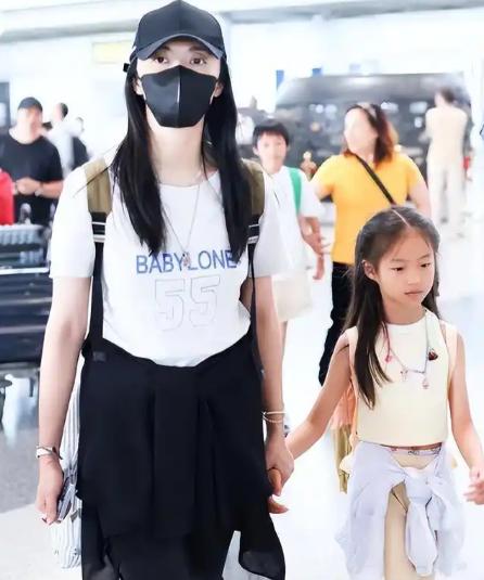 12岁身高近1米7，姚晨儿子近照曝光，网友：这基因太强大！
谁能想到，那个曾经荧