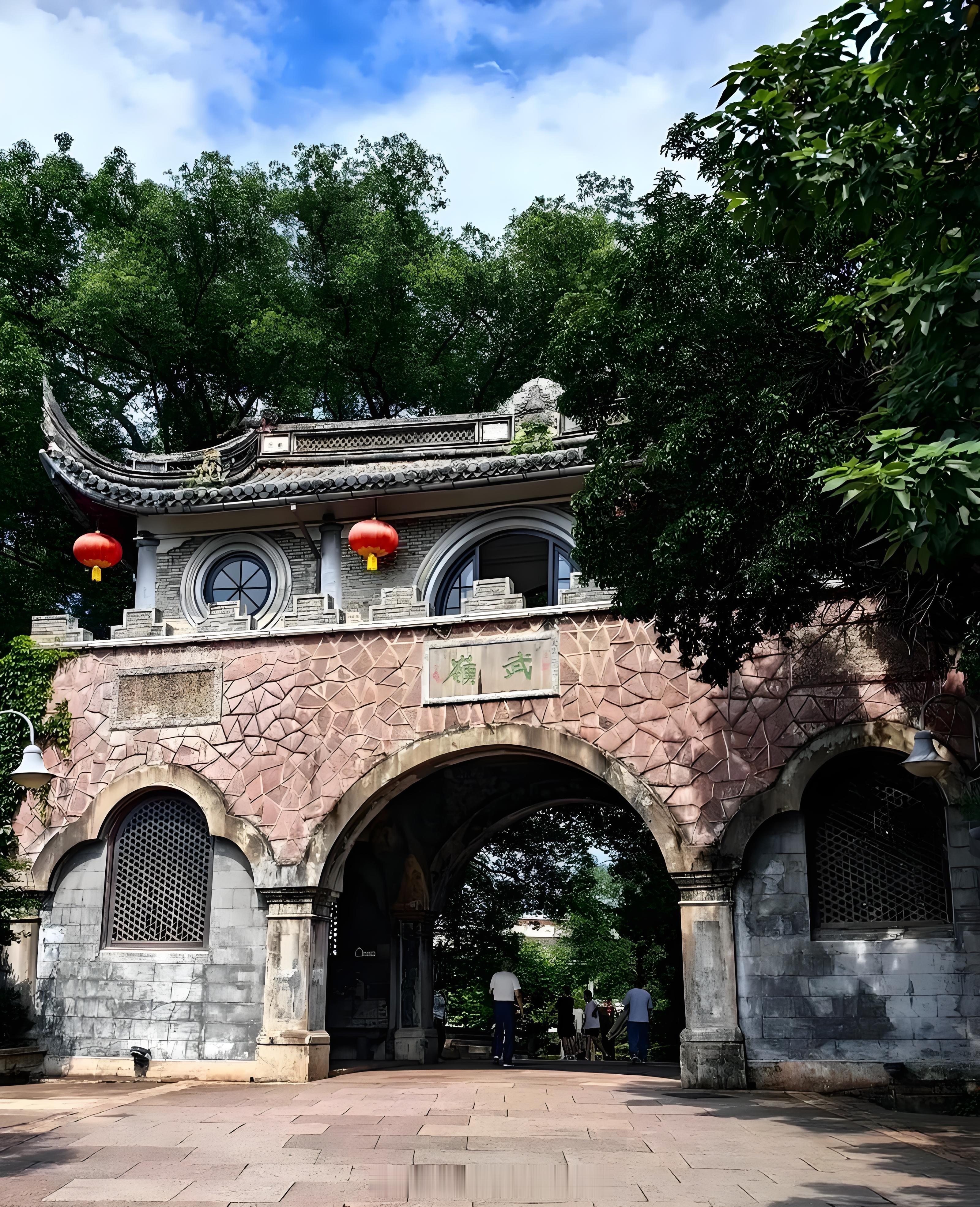 我看到有消息说蒋家成员内部投票，然后以微弱优势通过了两蒋迁葬奉化溪口摩诃坡茶园。