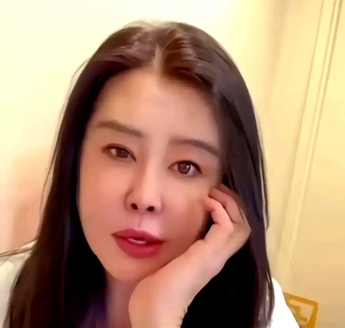 58岁的王祖贤，在温哥华开艾灸馆，亲自给客人点艾条。

有华人去探店，女神真的亲