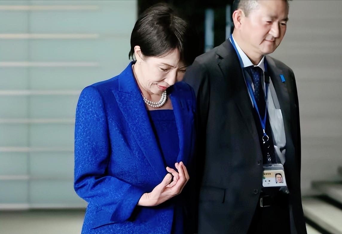 高市早苗出大事了！最近她专程前往东京都内的医院做手部检查，这一待就是近4个小时，