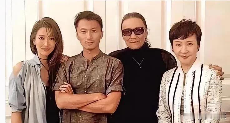 谢霆锋一家人颜值好高，爸爸谢贤英俊潇洒，风流倜傥，妈妈富贵高雅，容颜靓丽，妹妹既