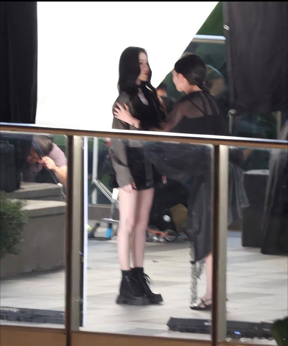 能找到比鞠婧祎还矮的女演员搭戏，也是不容易吧[笑而不语] ​​​