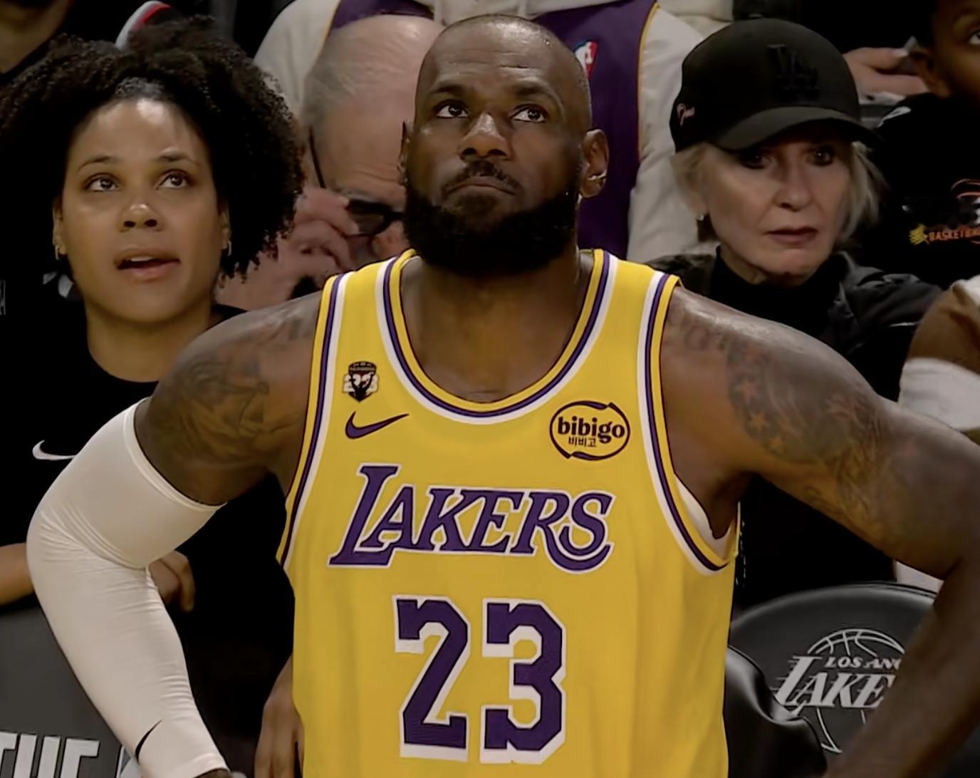 上半场的詹姆斯：9投4中 三分球3中1 罚球2中211分2篮板6助攻1抢断1失误