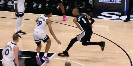 罚球线上下步挑篮！这也就文班亚马能做到了！
在今天NBA常规赛马刺对阵森林狼的第