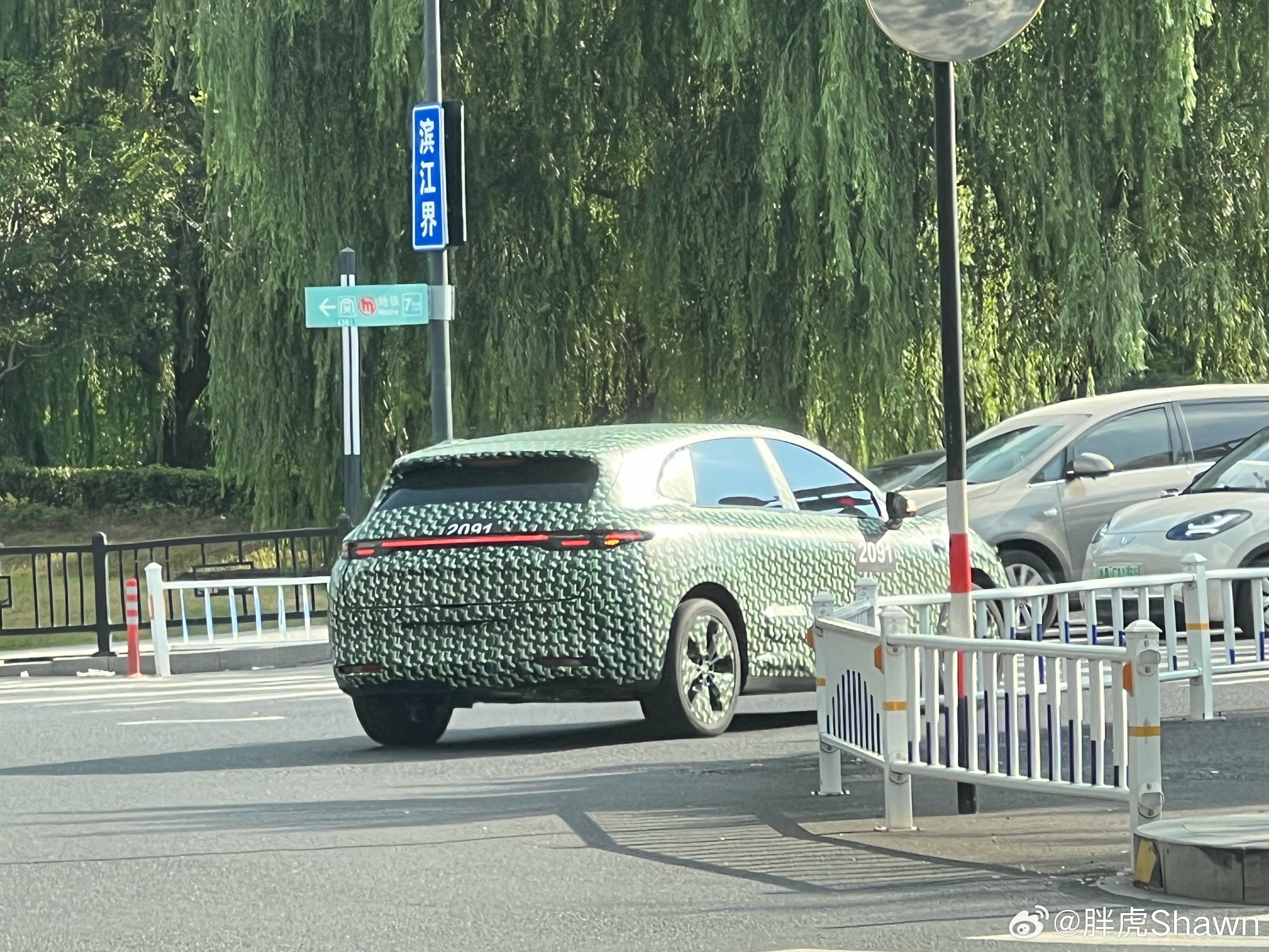 翻出一张旧图，正好昨晚也看见了一台一模一样伪装的难道就是lafa5？？？带了伪装