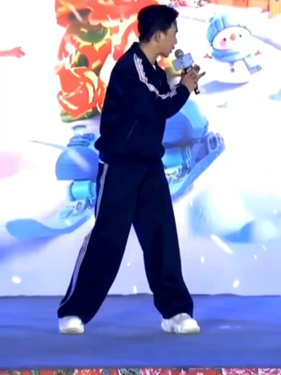 苏炳添不语只是一味做俯卧撑 苏炳添不语只是一味做俯卧撑！一边拍手一边俯卧撑甚至还