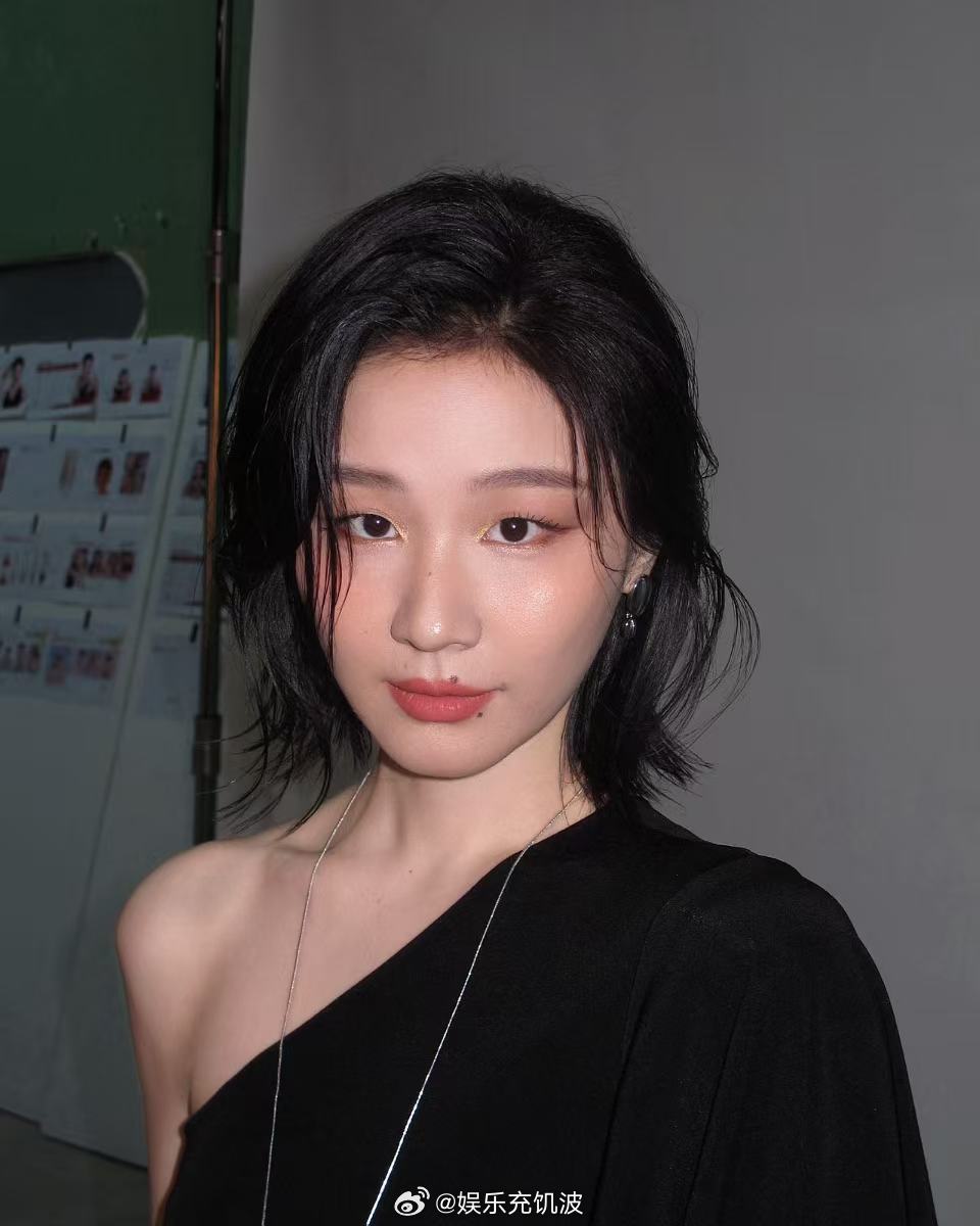 王亚飞给金靖化的金睛千金妆王亚飞给金靖化的金睛千金妆好美！金靖金睛千金妆