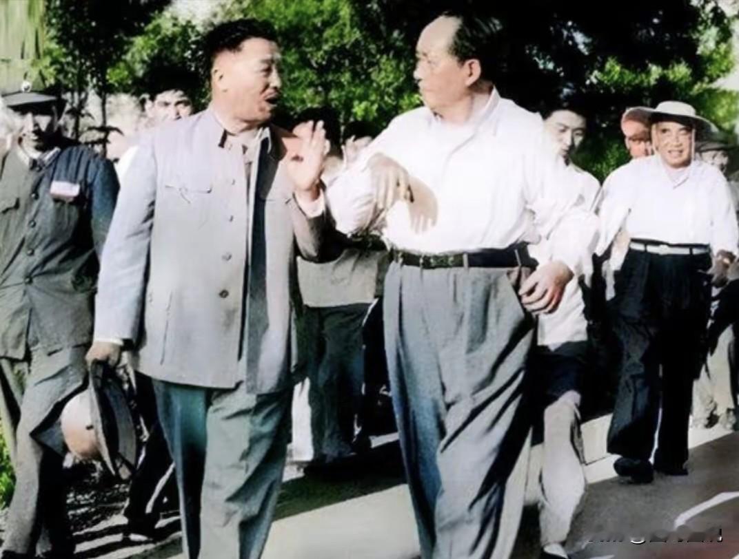 1964年，贺老总陪同主席参加北京军区和济南军区大比武的瞬间，远处戴遮阳帽的应该