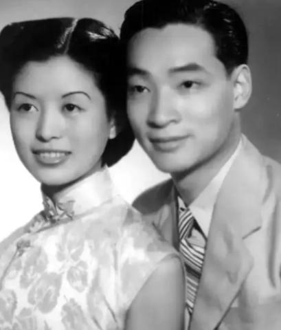 2005年，92岁的翻译家冯亦代弥留之际，紧握着妻子黄宗英的手，颤声说出一个请求