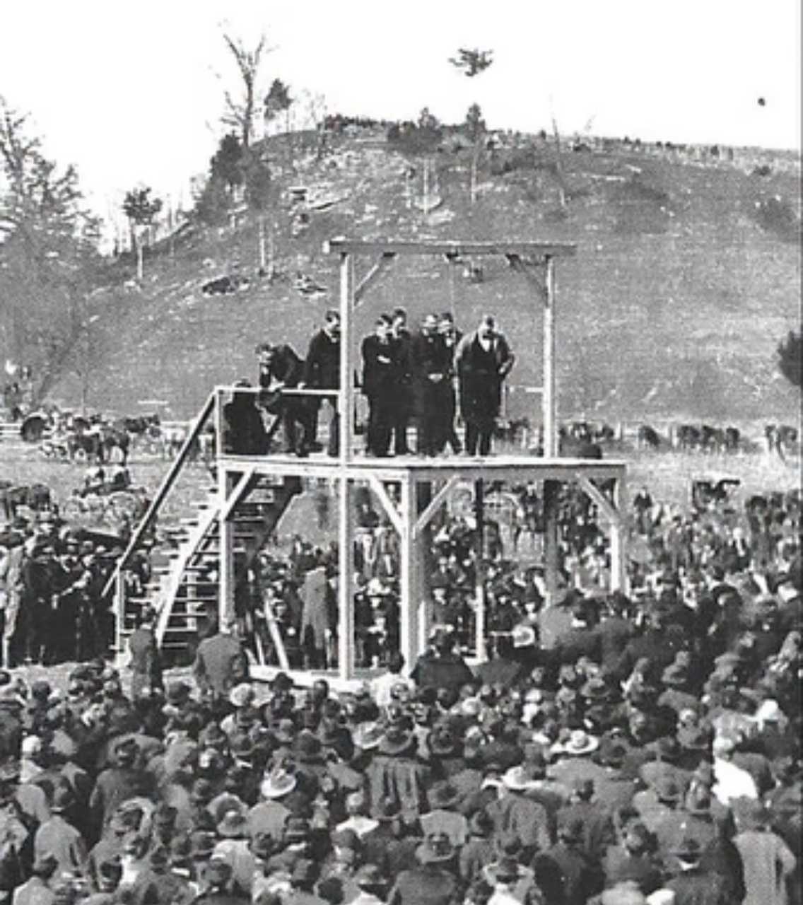 【来自投稿】1892年美国阿肯色州哈里森市，一名叫查尔斯·哈德斯佩斯的男子被绞死