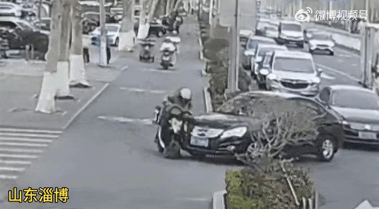 女子靠转弯让直行碰瓷30余起被刑拘车辆转弯停止了，女子骑车故意直接撞上了车辆，确