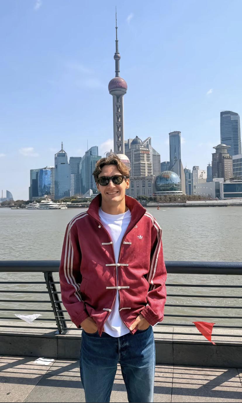 F1梅赛德斯奔驰车队车手拉塞尔特意跑到了外滩打卡！

他穿了一套耐克的类似中式结