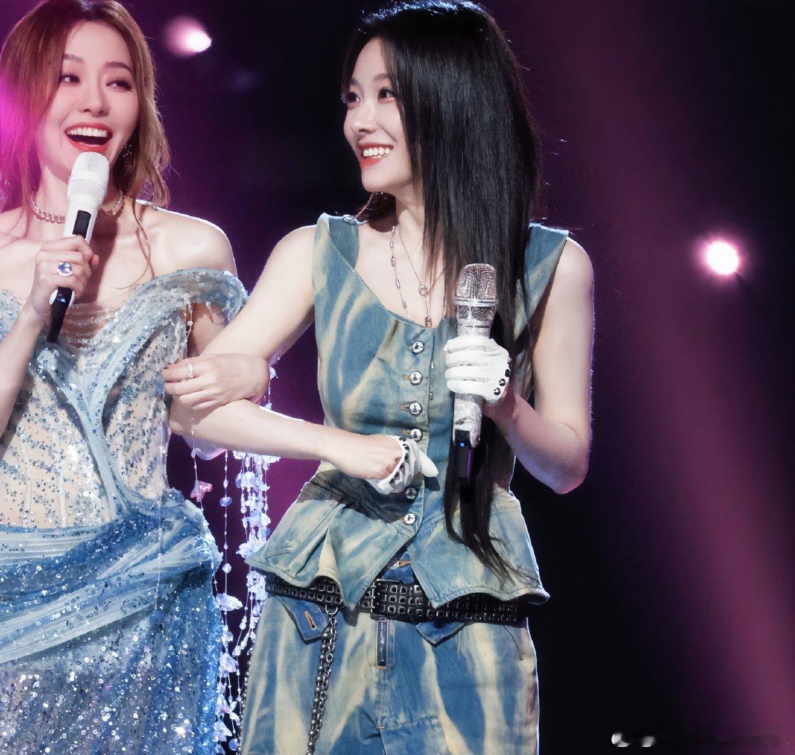 张靓颖喻言合唱Red扑通扑通舞台 红绸漫卷配追光，两位实力vocal用音色解构浪