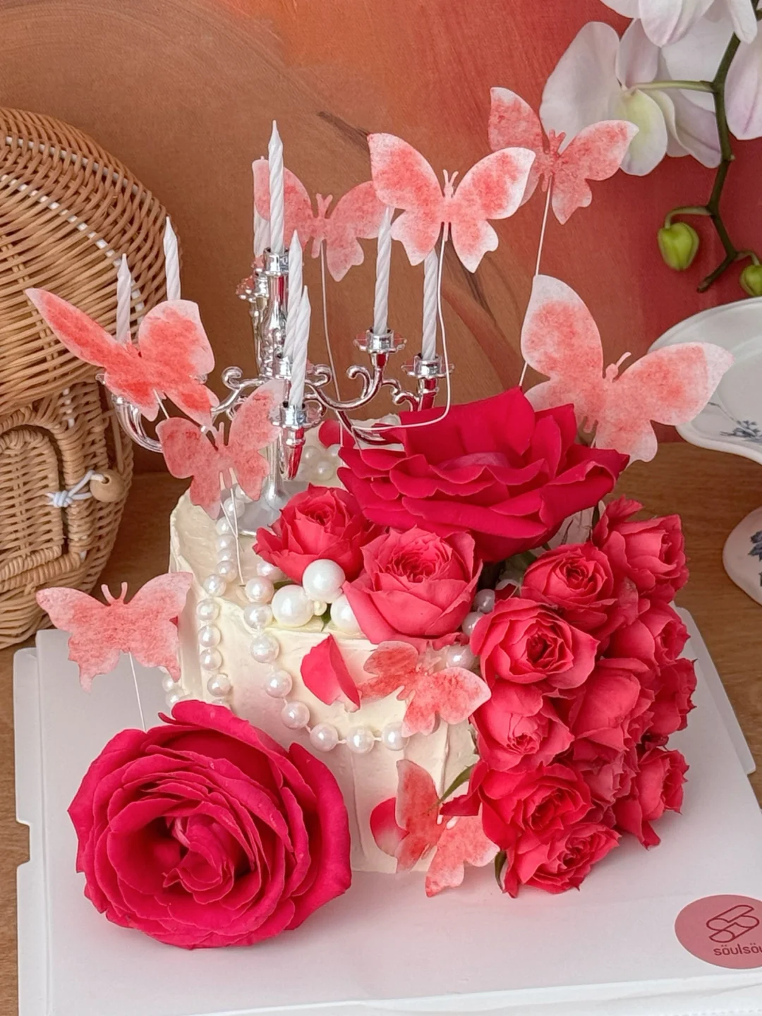 鲜花与蛋糕的柔和浪漫