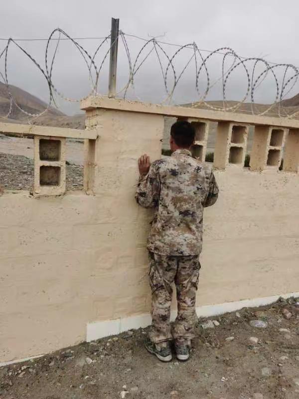 那个时候看看外面都是开心的兵哥哥