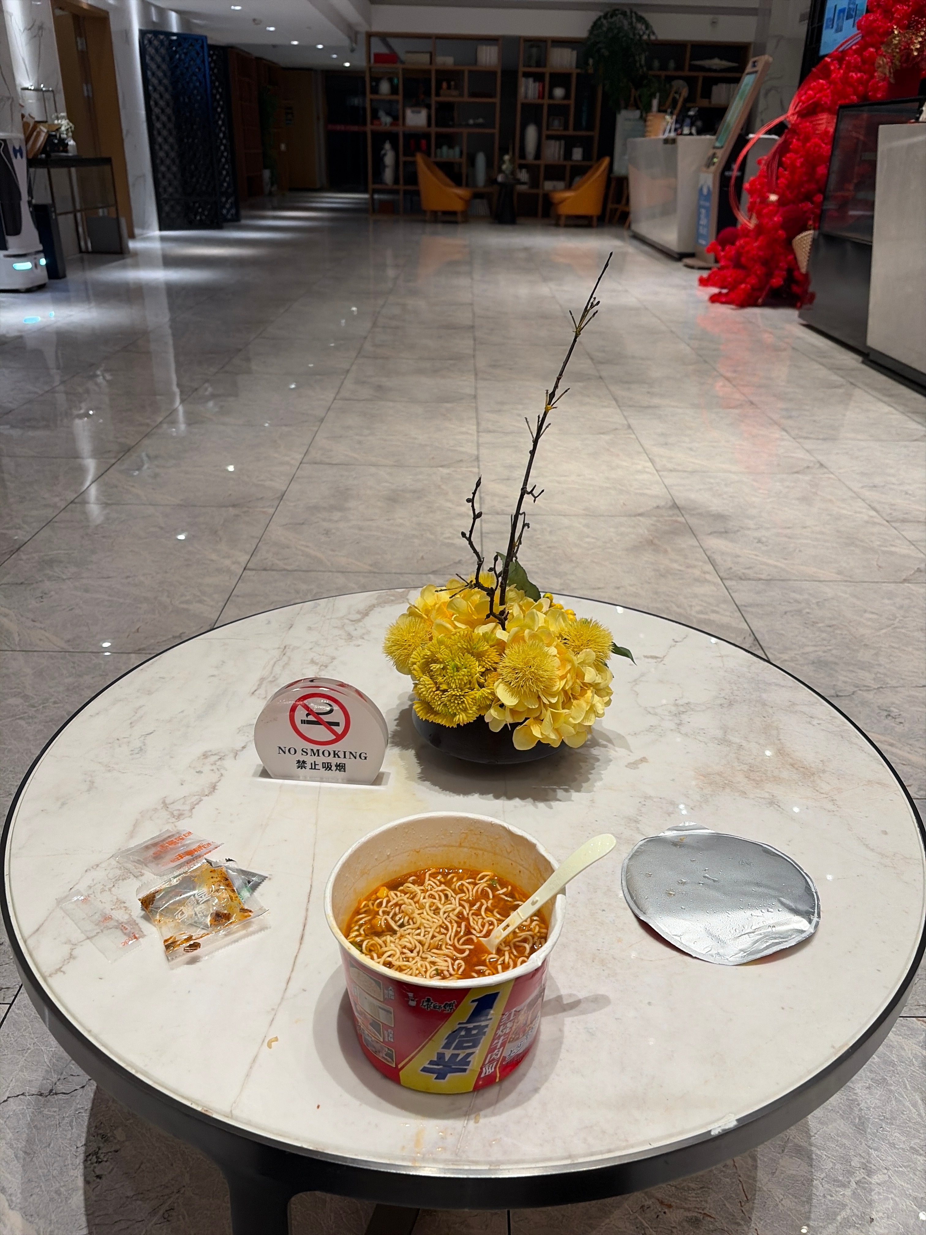 忙完了才意识到自己一天啥也没吃想吃个泡面吧房间的烧水壶还坏了冲到楼下去找热水泡了