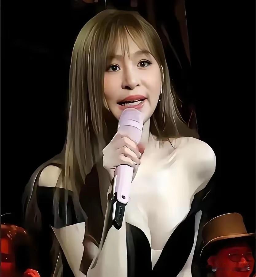 你以为她靠甜，人家靠的是狠

43岁王心凌在荆州商演，台下几万人起哄喊“脱掉”