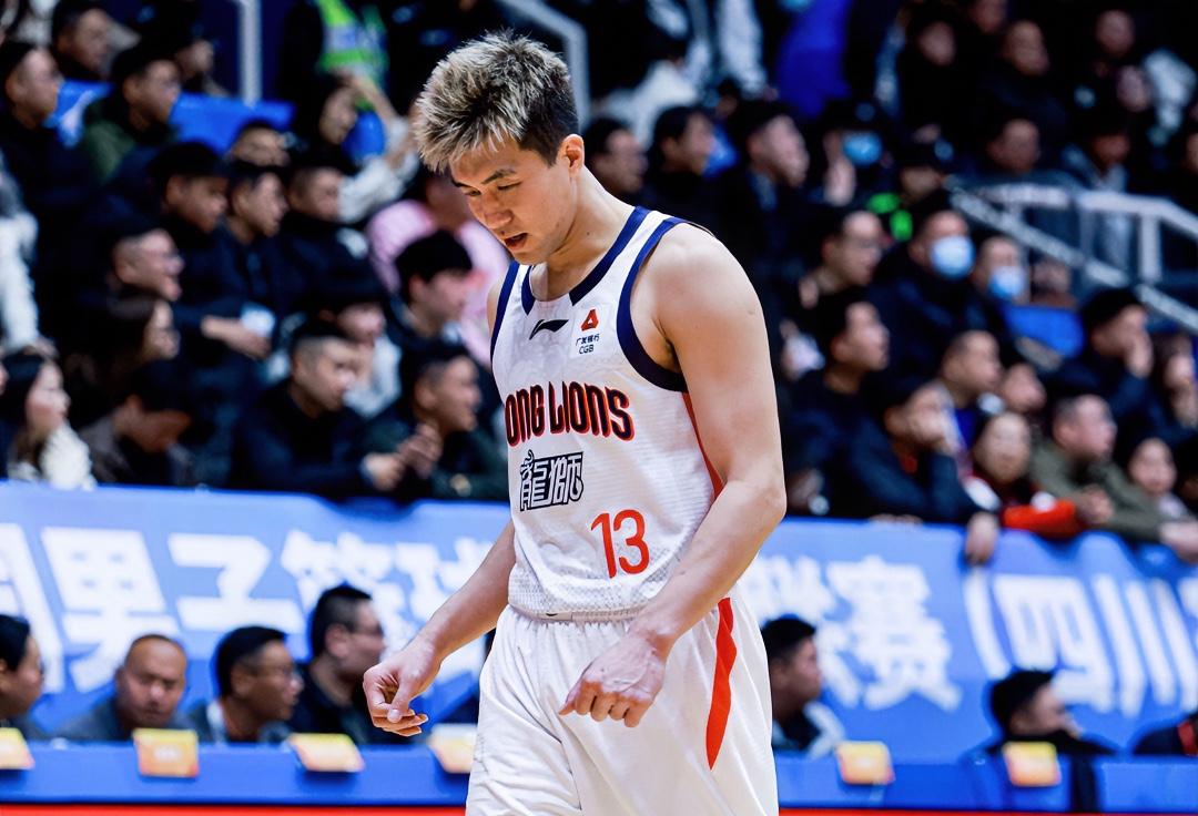 陈国豪：伦哥，你这客场不打，主场也不打，你这是又伤了吗？？？
郭艾伦：你这场打得