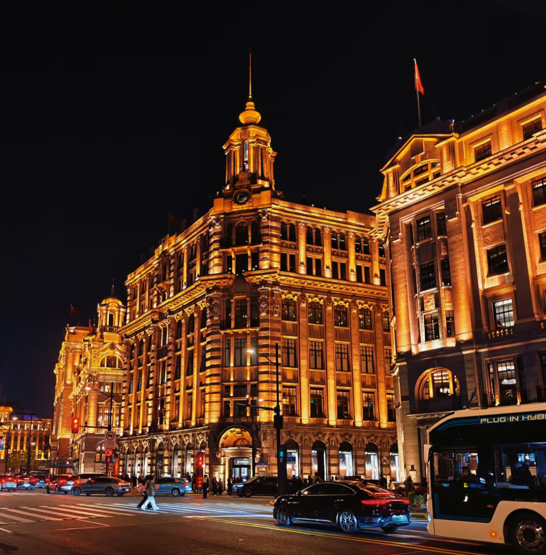 在上海，不需要脚本，每一次抬头，都是一张绝佳的电影剧照。寻找城市电影感