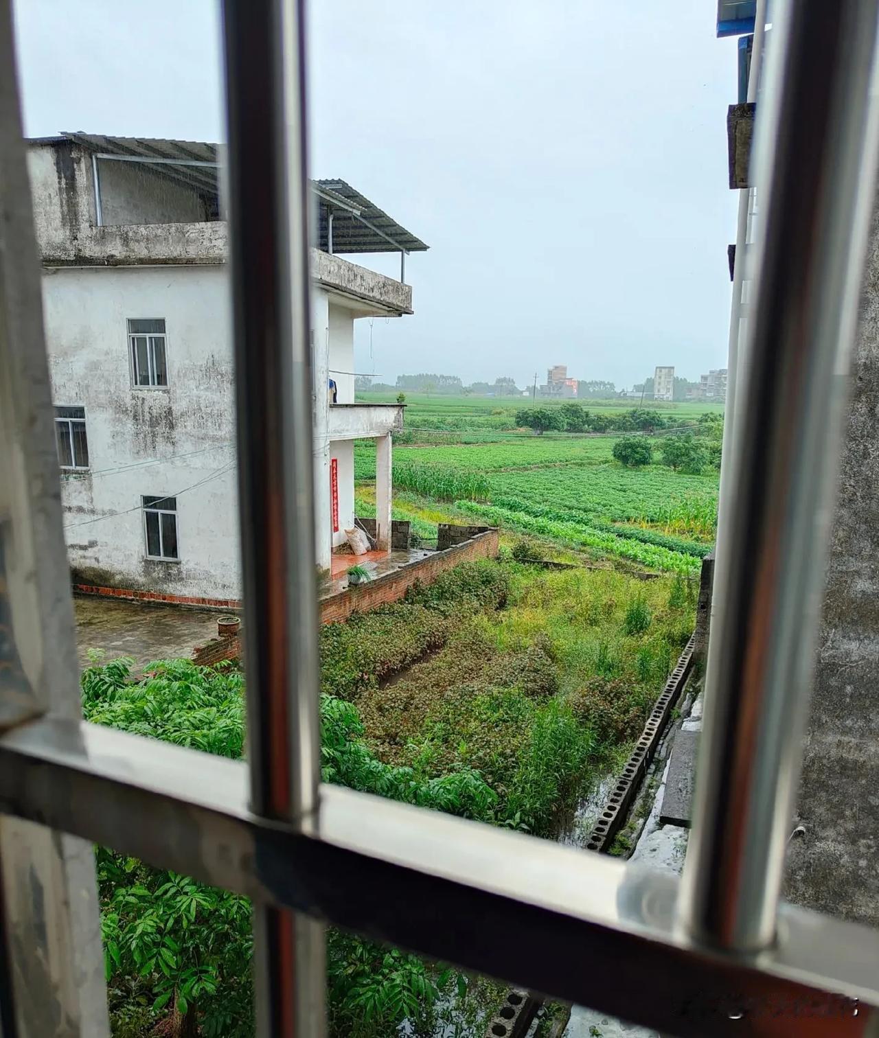 无意中刷到一则视频，看到一个16、17岁的孩子，光着膀子对父亲拳打脚踢，旁边很多