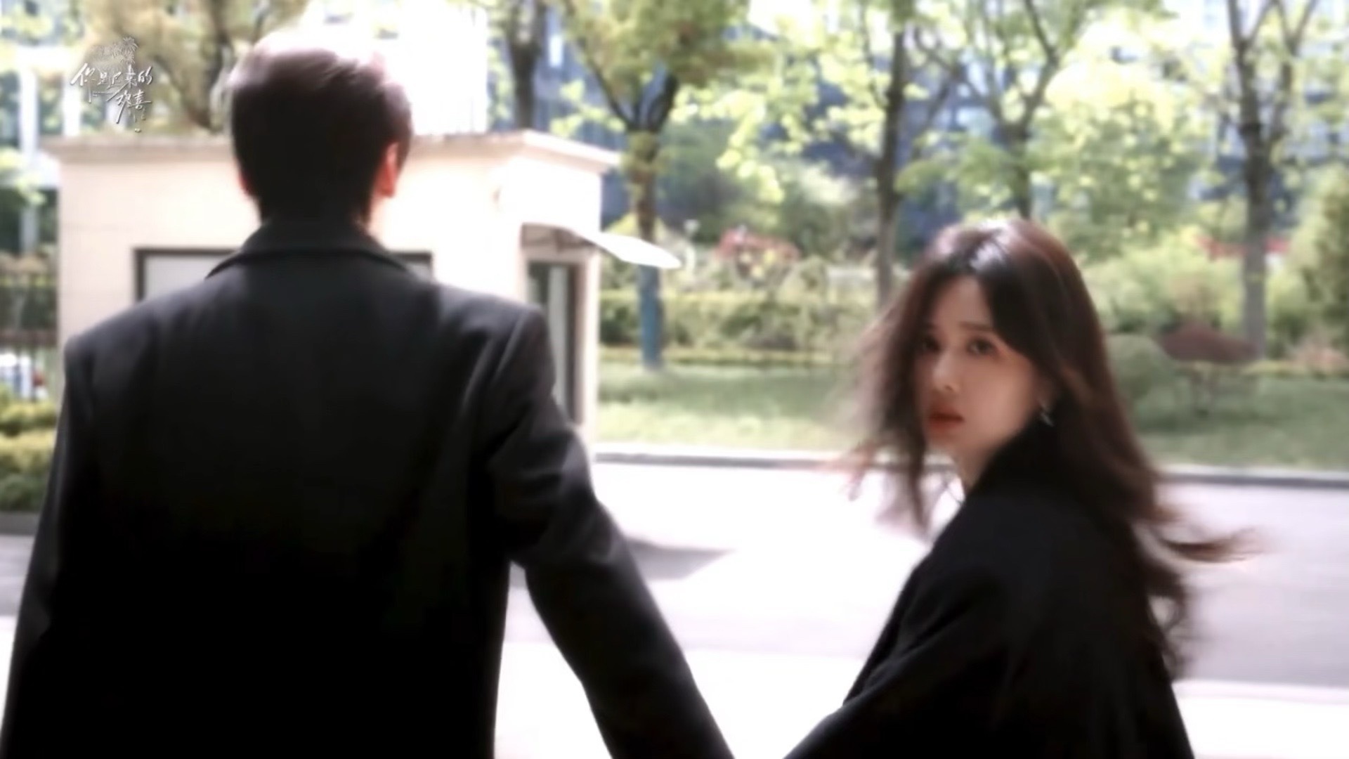 你是迟来的欢喜  真的很喜欢牵着手回头这一个镜头⬇️ 