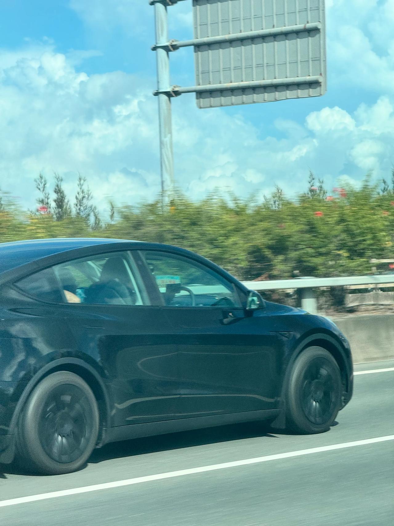 逮到一只右舵的特斯拉Model Y，就是没有ETC，过收费站确实麻烦一点。