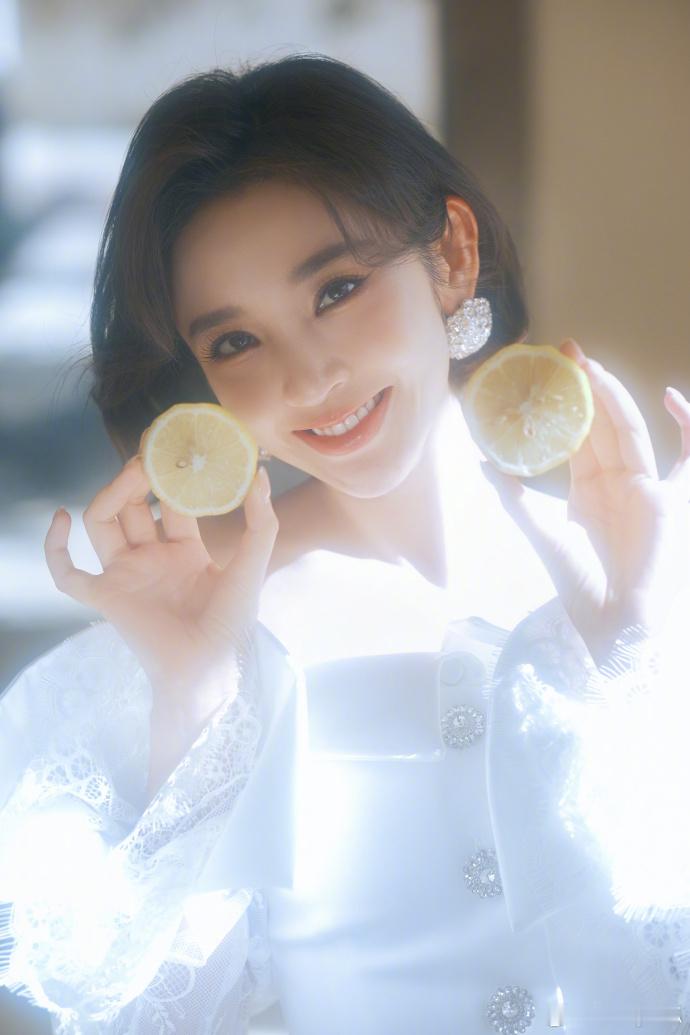 唐艺昕唐艺昕四公胆小鬼造型唐艺昕最适合女团妆的人来了二公走叛逆女团路线，红黑配色