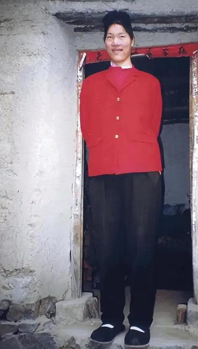 她是中国“第一女巨人”！身高2米48，一顿能吃两斤饭，1982年，她不幸去世，但