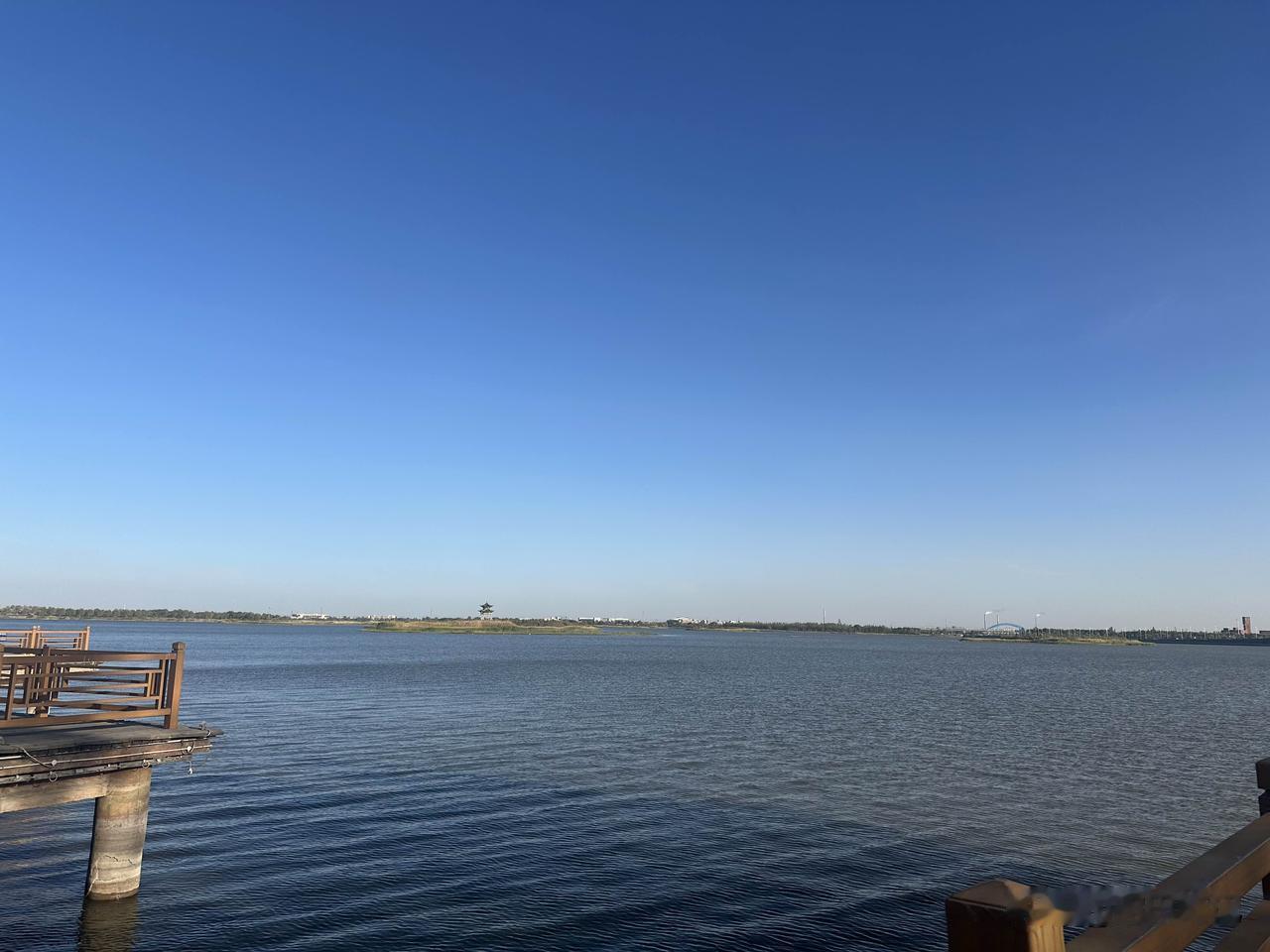 前天（10月3日）下午四点多我们一行人到了星海湖。水波荡漾，烟波浩渺，非常舒适宜