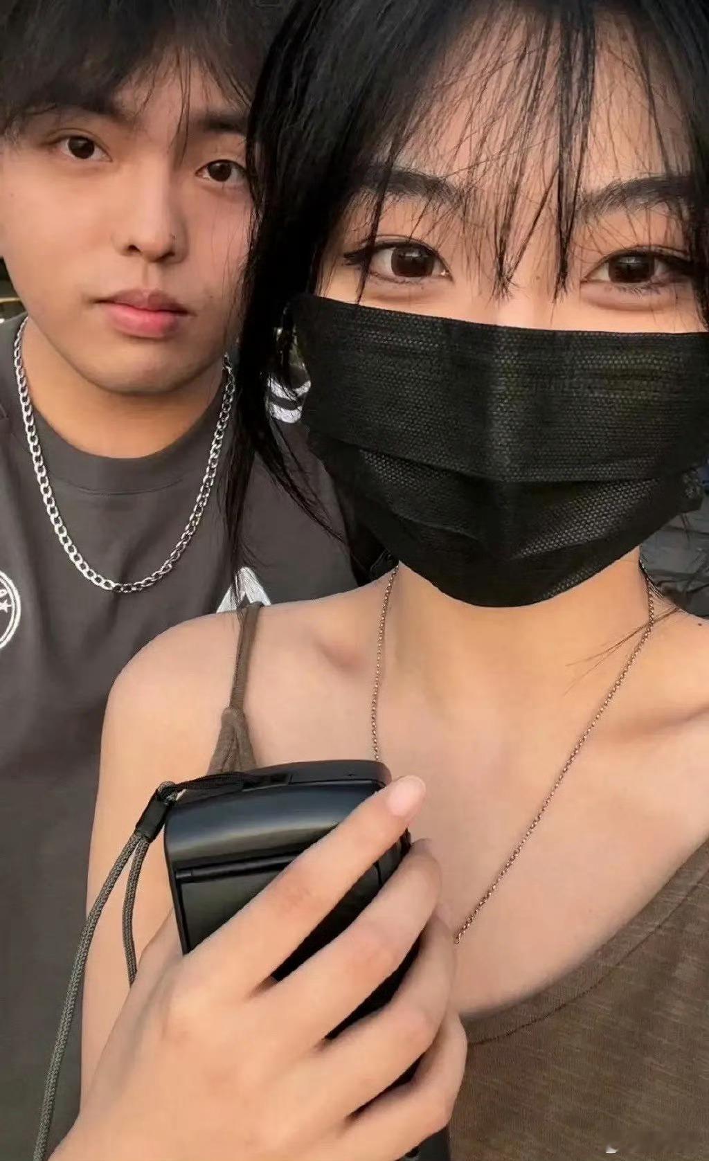 桃黑黑女友小盐巴怼脸生图刷屏，网友惊呼“孙千分千” 