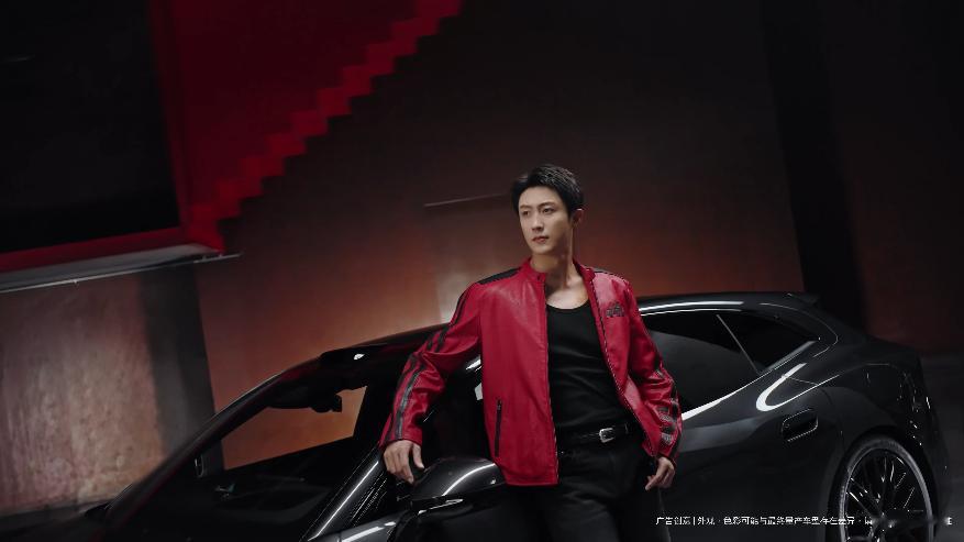 谁能拒绝黄景瑜的黑色座驾 不被定义的玩家本色，邂逅自带层次的黑色美学。黄景瑜的随