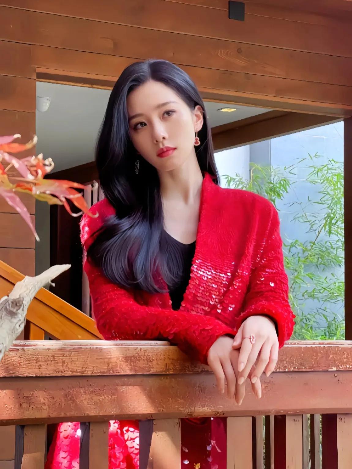 她是舞台上的光芒，她是镜头里的精灵，她是演员刘诗诗。
 
从《仙剑奇侠传三》中活