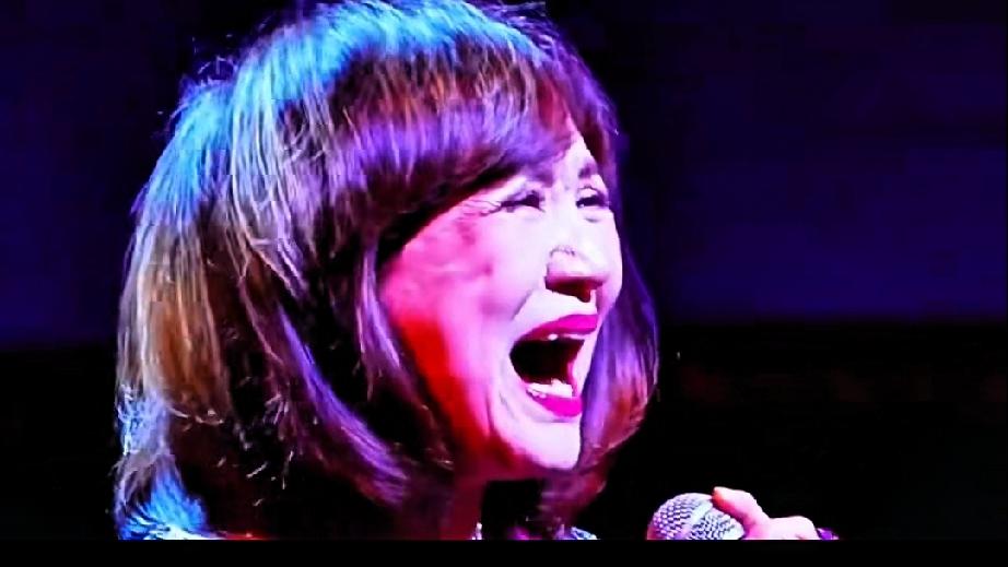 这位老歌唱家还是别出镜了，把曾经的美好形象留在观众的记忆当中吧，虽然现在你宝刀未