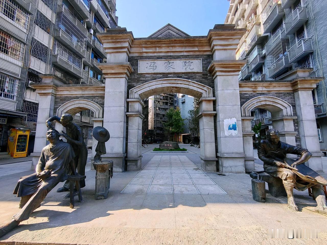 万州区高笋塘街道冯家院小区，经过老旧小区综合整治改造后，由记忆里的院坝，打造时光