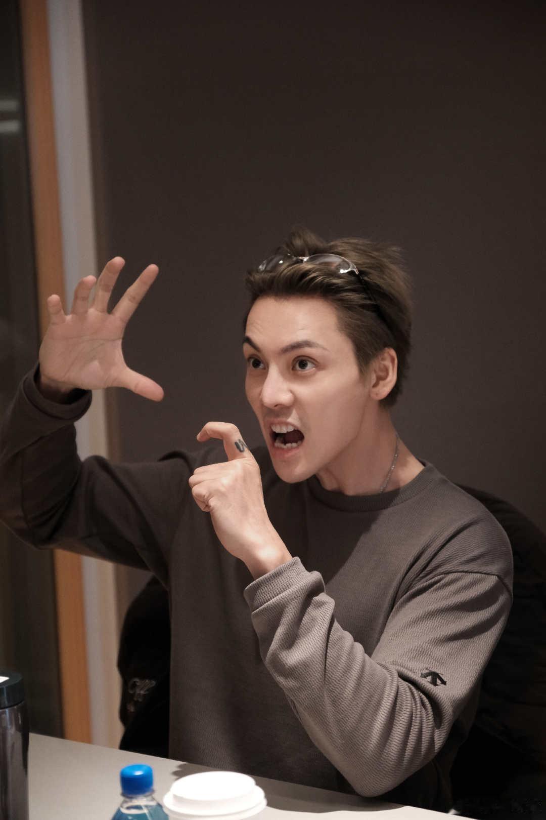 陈伟霆新歌是陆虎写的 陈伟霆献唱单曲《乐此不疲》，词曲创作交给多年好友陆虎。从古