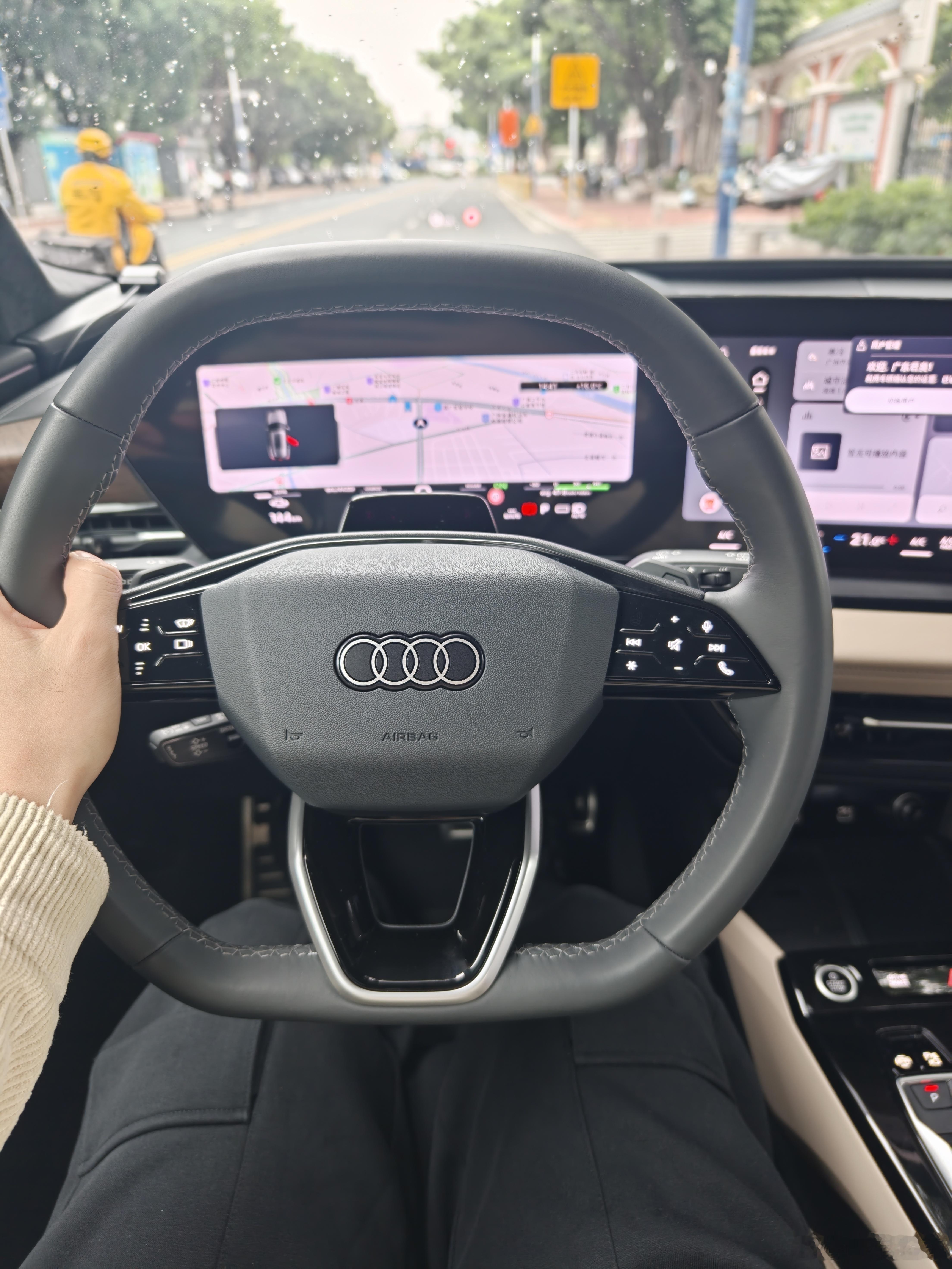 奥迪的电车，或许配置和座椅很难让人满意，但驾驶感觉绝对能让喜欢开车的人满意