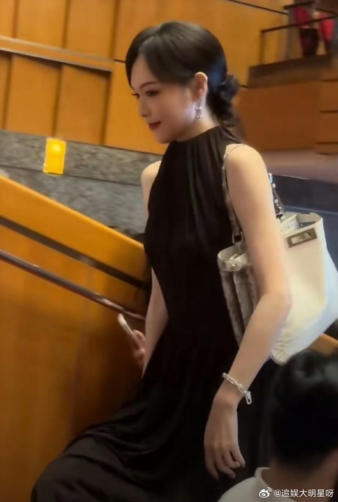 唐嫣参加女儿幼儿园艺术节 小朋友长得真快呀糖糖也好美唐嫣