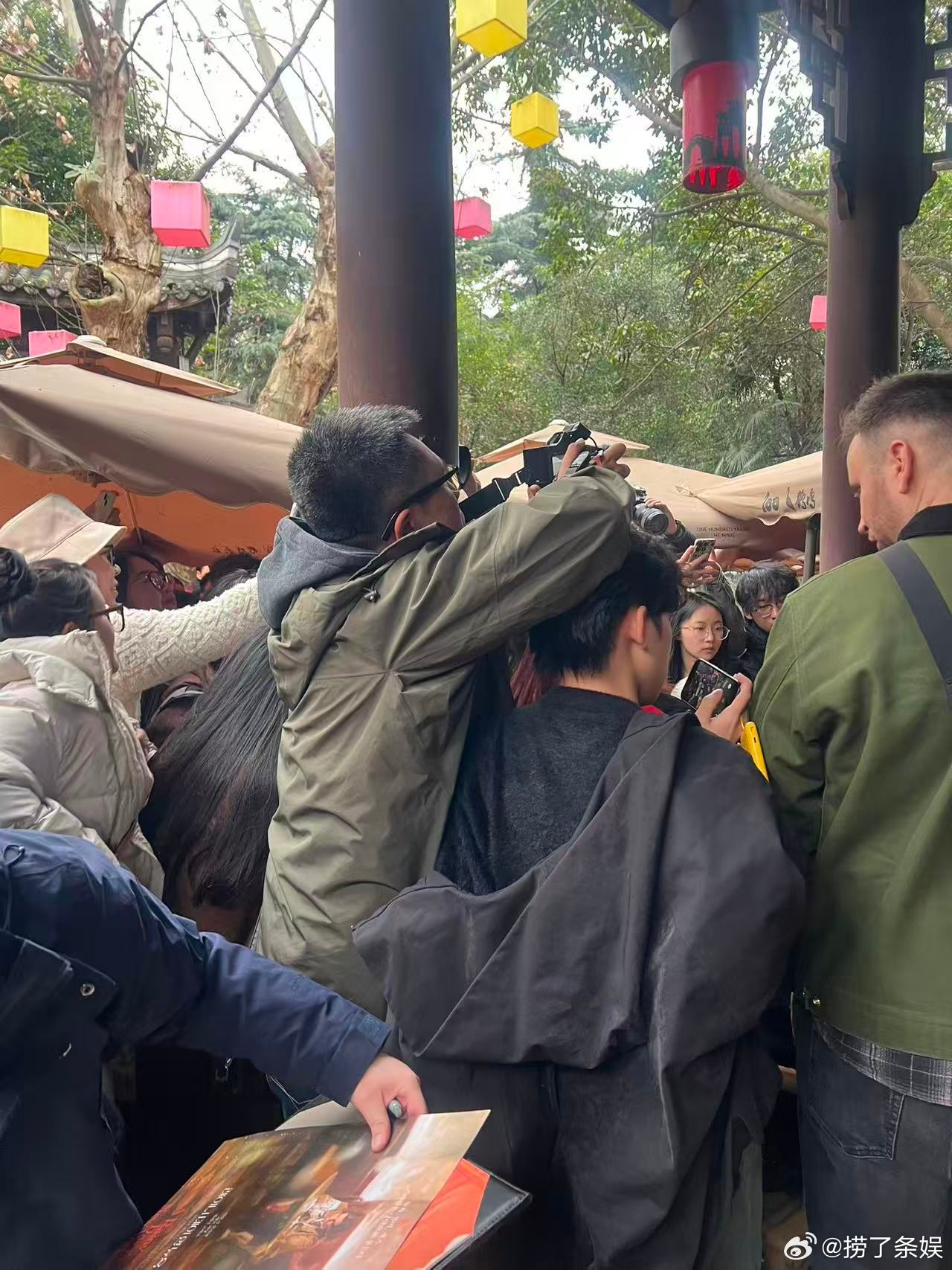 甜茶来中国大爷揣手 成都公园直接因为甜茶变成网红打卡地了🌟！他不仅逛公园、看广