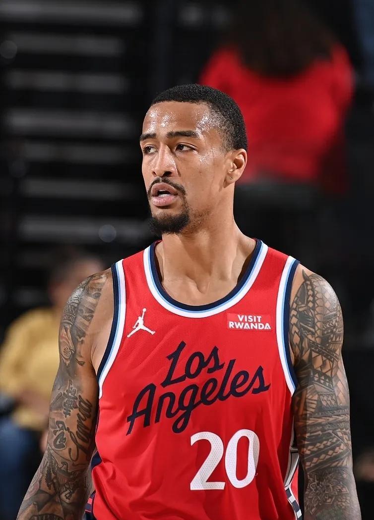 快船内线炸了。
柯林斯正负值-16，像个漏勺。8分3篮板4犯规，开拓者在他头上撒