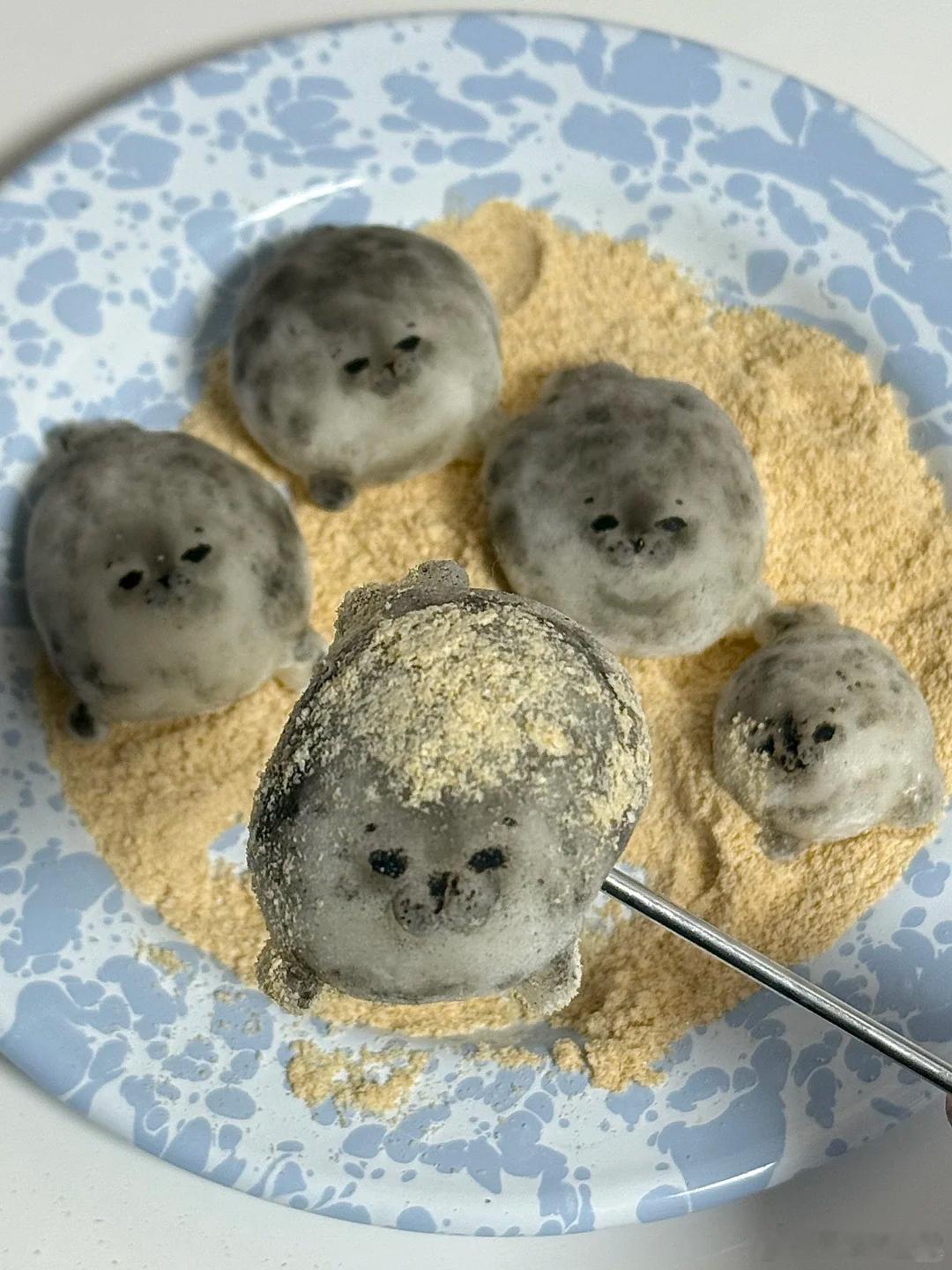 有这样可爱的海豹糯米糍裹上黄豆粉……我北极熊先收藏了！