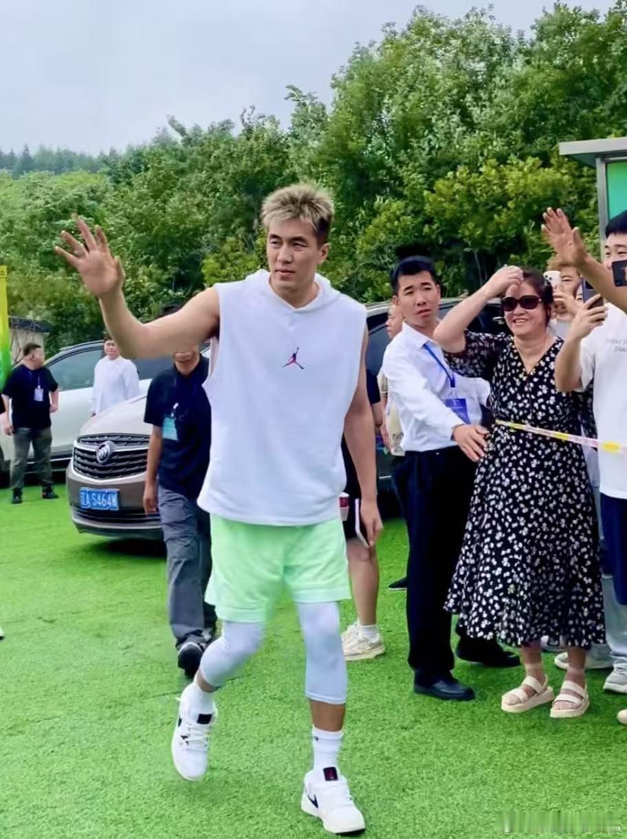 郭艾伦撕名牌和打篮球一样热血奔跑吧球场上他用速度撕裂防线，撕名牌时想必也能凭敏捷