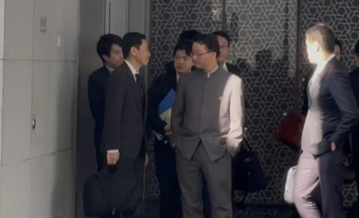 因一段外交画面被网友广泛关注的刘劲松，抵达堪培拉正式履新。澳大利亚不少媒体对此高
