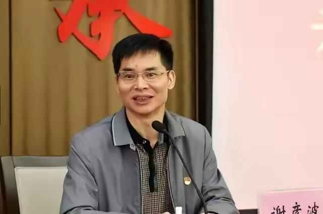 1991年，中国籍留美博士谢彦波原本前途无量，却因深夜双手插兜，去导师家里谈事，