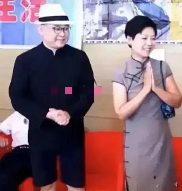 作为内当家和财务总管，本人强烈呼吁朱梅女士在下回演出前，能为刀郎置办几身行头，T