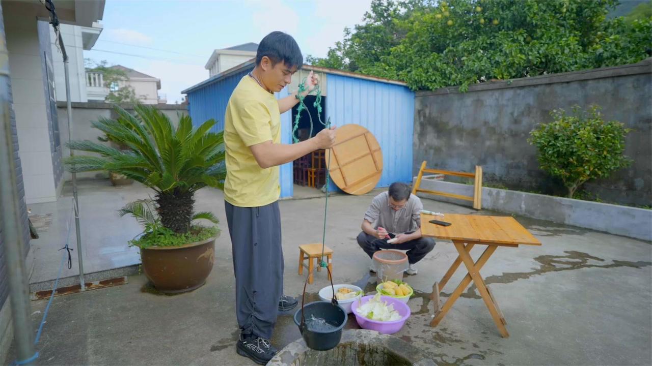 陈龙打水有一手，看见水井童年记忆都回来了~