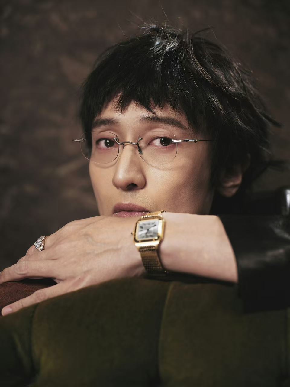 王传君左右各一个虎牙妹 王传君身边两位好友都拥有虎牙，初见面一起参与体能挑战，好